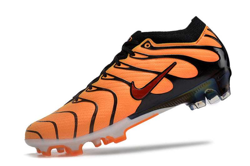 Chuteira Campo Nike Air Zoom Mercurial Vapor 15 Elite FG Laranja e Preta "Air Max Plus"