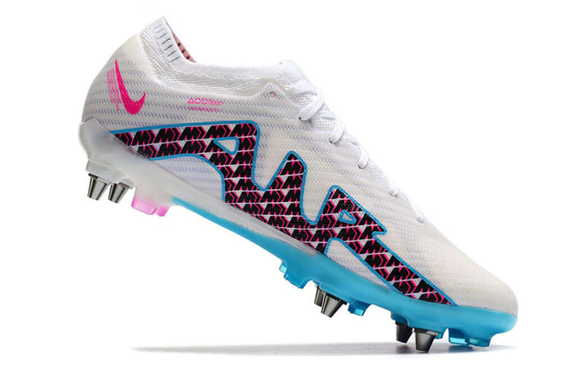 Chuteira Campo Nike Air Zoom Mercurial Vapor 15 Elite Trava Mista Branca, Azul e Rosa "Blast Pack"