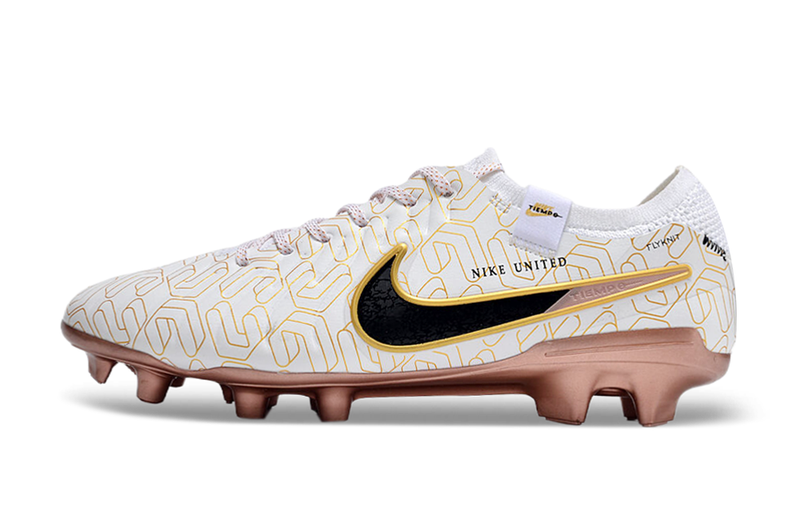 Chuteira Campo Nike Tiempo Legend 10 Elite FG Branca e Dourada "United Golden Pack"