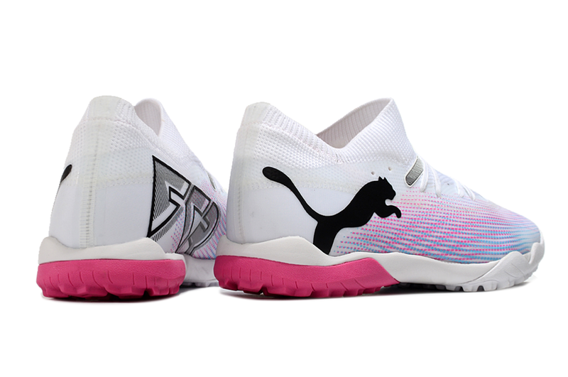 Chuteira Society Puma Future 7 TF Branca, Rosa e Azul "Phenomenal Pack"