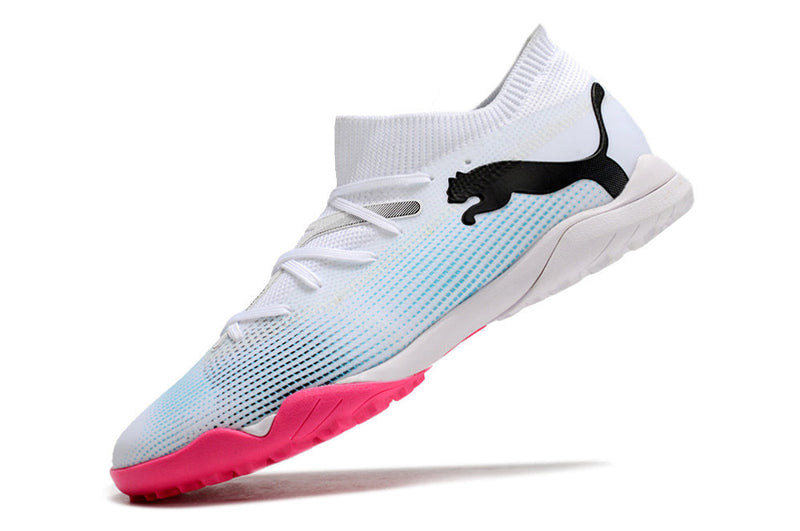 Chuteira Society Puma Future 7 TF Branca e Rosa "Phenomenal Pack"