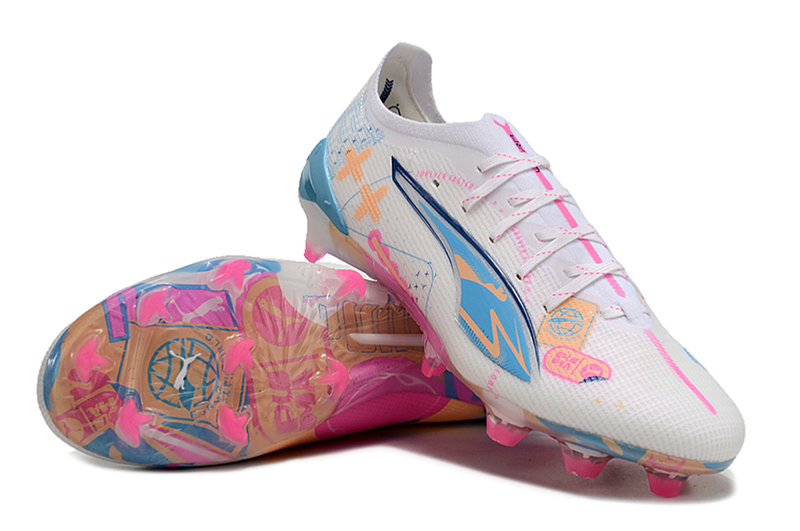 Chuteira Campo Puma Ultra 5 Ultimate FG Branca, Azul e Rosa "Volume Up' Pack"