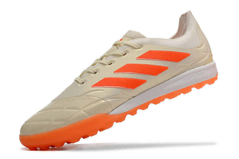 Chuteira Society Adidas Copa Pure.1 TF Bege e Laranja "Heatspawn Pack"