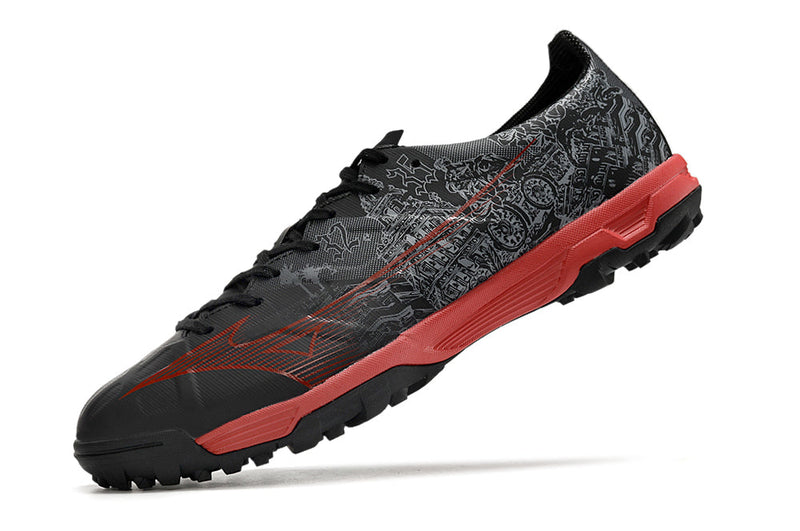 Chuteira Society Mizuno Alpha TF Preta e Vermelha "Sergio Ramos"